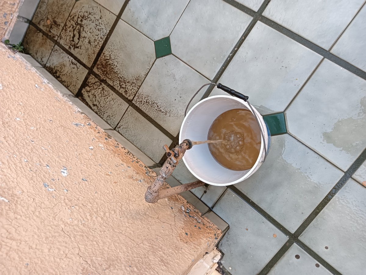 JoseAnteroCasta's tweet photo. Al revisar línea directa en casa el domingo así sale el agua que entrega el @siapagdl col. Vallarta San Jorge #guadalajara https://t.co/XJbJ55ovmt
