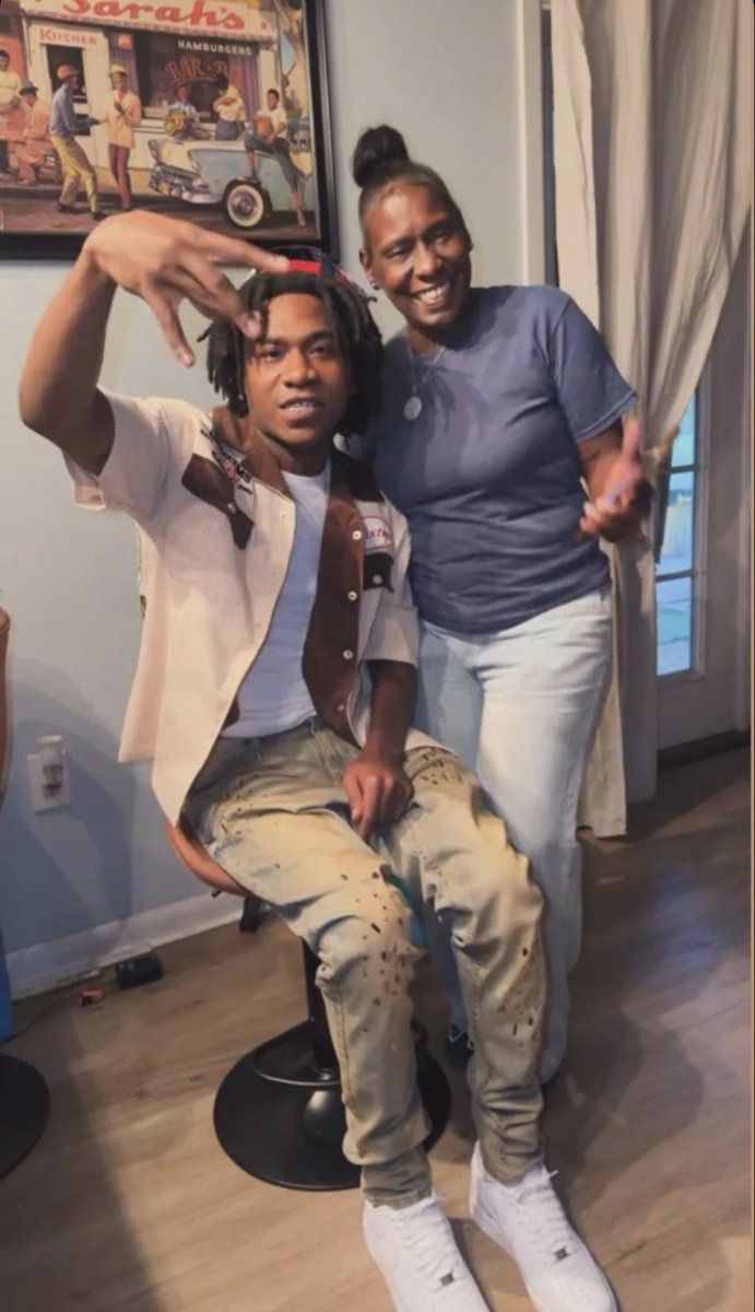 YB_CrossSlime's tweet photo. New Photo Of NBA Ben 10 With His Mom https://t.co/lHrGu6p2bO