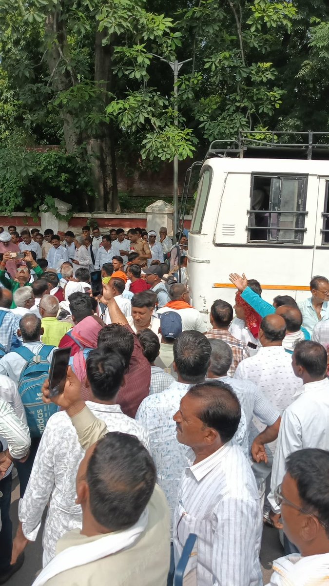 Rajnathsinl8r's tweet photo. @ZEEUPUK आज 28 जुलाई कोटेदारों का हड़ताल जारी है विधानसभा मार्ग लखनऊ भरी संख्या में कोटेदार पहुंच चुके है @myogiadityanath @myogioffice @Manojpandeyweb @ZEEUPUK #kotedar #mandey #labhanshcommisan कोटेदारों का कहना है कि वो माह अगस्त का राशन वितरण नहीं करेंगे जि https://t.co/I6ZAYotzHi