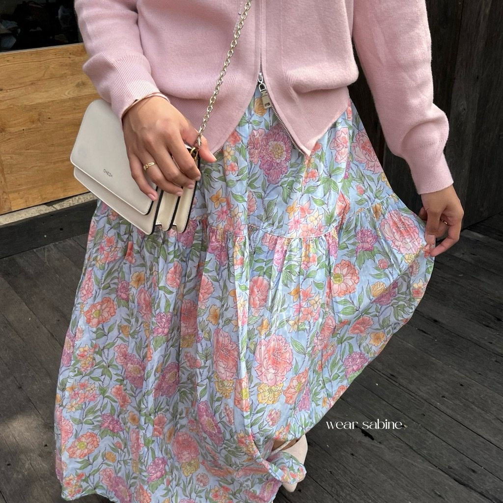 veeolettt's tweet photo. nemu skirt floral yg motifnya cakep2 😍 sampe bingung mau pilih yg mana ✨🎀

ini sih gampang di mix n match, bisa pake cardigan atau blouse 🤍 https://t.co/qQjldDqSwP