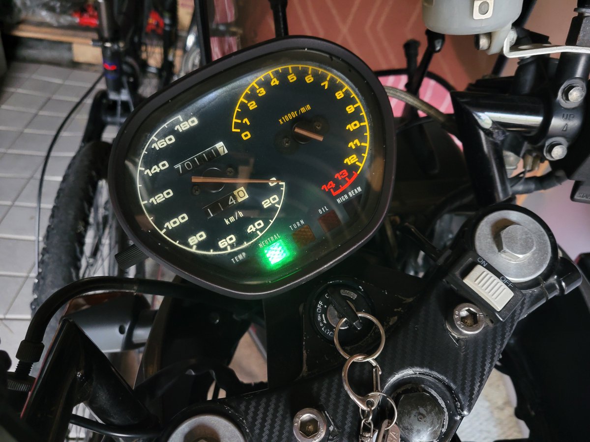 Hokkaidoinu1985's tweet photo. 親父のバイクのFタイヤが今回のツーリングで完全にセンターの溝無いなった

車種　GSX-400S KATANA
銘柄　ARROW MAX GT601 （120/70-17,150/70-17）
走行距離 70111-54544=15567km

標準より太いタイヤ履かせてるからリアはまだ寿命あるな
とりまフロントだけ交換して、来年の車検でリアも交換かな https://t.co/PY4uWqgPSo