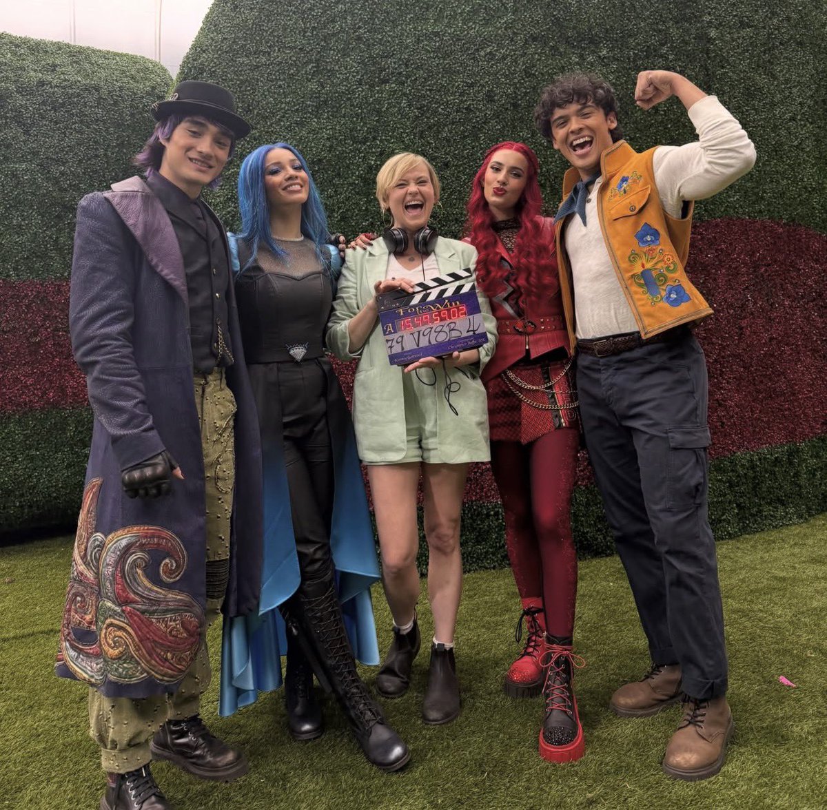 maliasbakerbr's tweet photo. Princesinha! Malia Baker como Chloe Charming nos bastidores de Descendants: Wicked Wonderland 

📸:@/kimmygatewood no Instagram https://t.co/x5YzEeRMYz