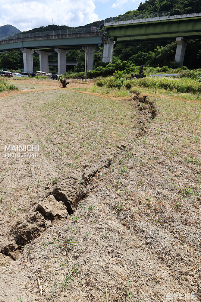 mainichiphoto's tweet photo. 熊本県八代市の九州道で高架がずれた場所に向かって伸びる地割れを確認しました。
撮影：7月29日午前10時38分

写真特集→https://t.co/nAGJtgRcGu https://t.co/VShZe7VHCN