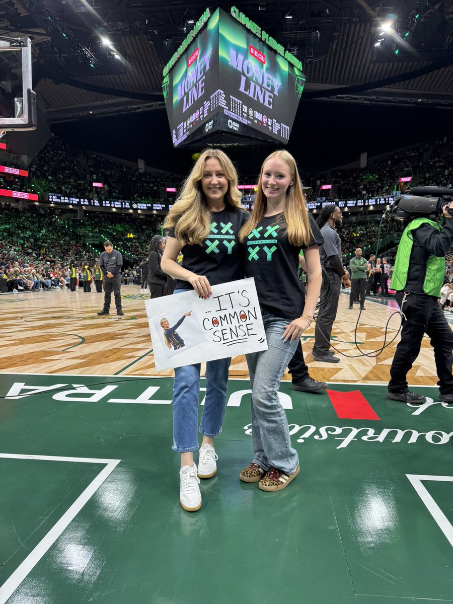 JenniferSey's tweet photo. The ladies in @xx_xyathletics showed up for @sophaller tonight. 

⭐️⭐️⭐️⭐️⭐️⭐️⭐️ https://t.co/BilFybdSHa