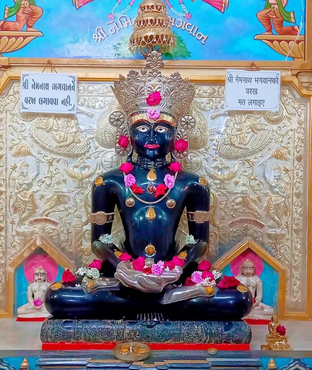 TanviSolanki_'s tweet photo. तीर्थ यात्रा ⛰️ 
 💫 श्री नेमिनाथ भगवान की प्रतिमा का ऐतिहासिक वर्णन

इस अवसर्पिणी काल में भगवान श्री महावीर प्रभु के निर्वाण के 1277 वर्ष बाद श्री बप्पभट्टसूरिजी नाम के महान शासन-प्रभावक विद्वान आचार्य हुए। उनके भक्त श्री आमराजा ने सूरिश्वरजी के उपदेश से सात व्यसनों का त्याग कर सम्यक्त्व मूल 11 व्रतों को स्वीकार किया और परम श्रावक बने। उपदेश में आचार्य महाराज ने श्री गिरनार तीर्थ का वर्णन करते हुए कहा कि जो जीर्ण-शीर्ण बने हुए तथा परिवार रूपी कीचड़ में डूबे हुए हैं और जिन्होंने रैवतक (गिरनार) पर स्थित श्री नेमिनाथ प्रभु को नमस्कार नहीं किया है, वे जीवित होते हुए भी मृत समान प्रतीत होते हैं।

इस प्रकार आचार्य भगवंत के श्रीमुख से तीर्थ महिमा का वर्णन सुनकर राजा खड़े हुए और प्रतिज्ञा ली कि मैं गिरनार के श्री नेमिनाथ भगवान के दर्शन एवं वंदन किए बिना भोजन नहीं करूँगा। लोगों ने निषेध किया कि राजन, ऐसी प्रतिज्ञा न लें, क्योंकि रैवतक (गिरनार) पर्वत बहुत दूर है और आप कोमल प्रकृति के हैं। तब राजा ने कहा कि मैं ली हुई प्रतिज्ञा से कभी नहीं फिरूँगा।

इसके पश्चात पूज्य श्री बप्पभट्टसूरिश्वरजी को साथ लेकर आमराजा एक लाख बैलों, बीस हजार ऊँटों, सात सौ हाथियों, एक लाख घोड़ों, तीन लाख पैदल सैनिकों तथा बीस हजार जैन परिवारों सहित उत्तम सैन्ययुक्त संघ के साथ 32 उपवासपूर्वक श्री गोपगिरि से श्री रैवतक की ओर चले। जब वे श्री स्तंभतीर्थ पहुँचे, तब भूख की पीड़ा से अत्यंत व्याकुल होने पर भी और प्राण संकट में पड़ जाने पर भी राजा ने अन्न ग्रहण नहीं किया। लोग भयभीत हो गए। तब श्री बप्पभट्टसूरिश्वरजी ने मंत्रशक्ति से देवी कुष्मांडी को प्रत्यक्ष बुलाया और कहा कि आप ऐसा उपाय करें जिससे राजा भोजन भी करें और जीवित भी रहें।

तब देवी कुष्मांडी अपने मस्तक पर एक विशाल बिंब धारण कर आकाश मार्ग से आमराजा के पास आई और बोली— “हे वत्स! मैं अंबिका हूँ। मैं तुम्हारे सत्त्व से प्रसन्न हुई हूँ। मैं रैवतक के एक भाग ‘अवलोक’ के शिखर से श्री नेमिनाथ परमात्मा का यह बिंब लाई हूँ। तुम इस परमात्मा को वंदन करो। इस परमात्मा को वंदन करने से मूल श्री नेमिनाथ भगवान को वंदन किया हुआ माना जाएगा। इसलिए अब तुम पारणा करो।”

श्री बप्पभट्टसूरिश्वरजी ने भी इस बात का समर्थन किया। लोगों ने वहीं उस बिंब की स्थापना की। उस बिंब के वंदन के पश्चात राजा ने पारणा किया। आज भी वह महान चमत्कारिक बिंब श्री जीराला पाड़ा स्थित बड़े देरासर में, स्तंभतीर्थ में पूजित है।

(श्री प्रबंध पंचमती, 490वाँ प्रबंध तथा श्री चतुर्विशति प्रबंध अर्थात् प्रबंध कोश, प्रबंध-9 के आधार पर)

यह श्री नेमिनाथ भगवान की प्रतिमा श्री चिंतामणि पार्श्वनाथ भगवान जिनालय, जीराला पाड़ा, खंभात में विराजमान है।

संकलन - देवलोक जिनालय पालीताणा