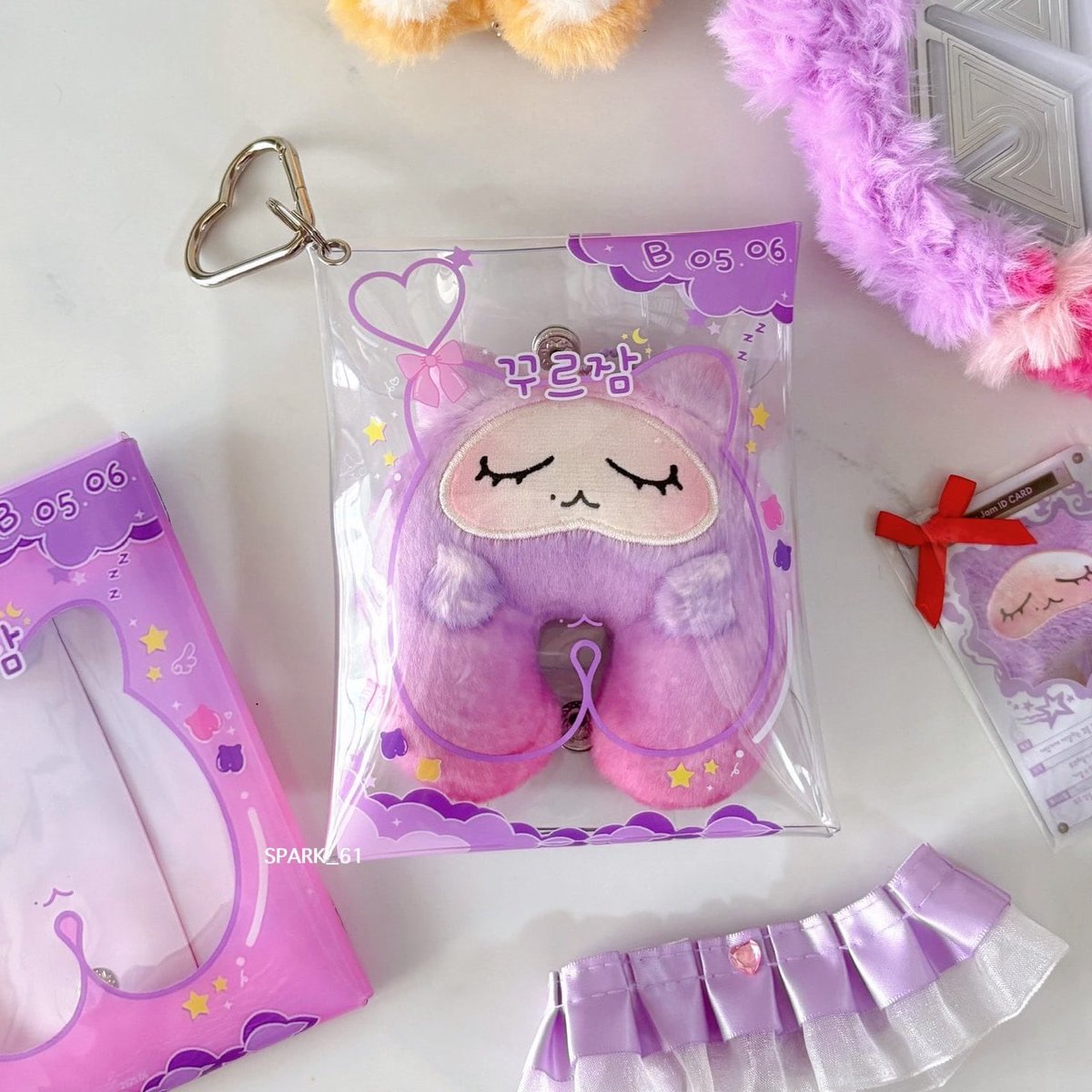 ASCHELLY_GO's tweet photo. FAST PO TH - POUCH TEOLAEGI &amp; KKURU

🧡 Pouch Teolaegi DP 54k
- 8x11 cm + ball chain

💜 Pouch Kkurujam DP 87k
Tersedia dalam 2 pilihan : transparan &amp; warna
- 12x15 cm + gantungan hati

✅️ BERSIH TH
❌️ EXC TAX PACK+ADM 🍊
❗️CLOSE 31 JULI 12.00

order : https://t.co/HvzRr4VJAi https://t.co/iKz7KlrbsK