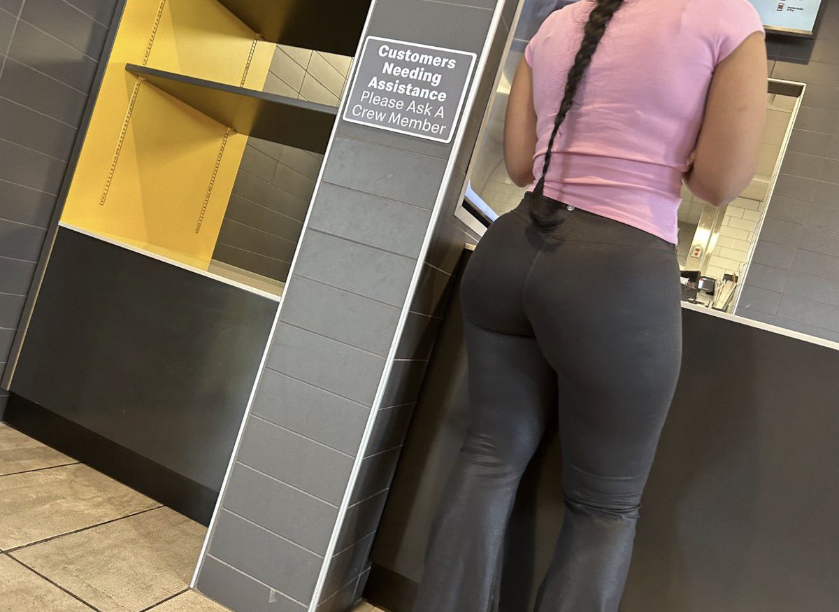 smithxfux's tweet photo. My auntie know she has a ass on her 🤤 #candidass #candid #creepshot https://t.co/2p2793x0jC