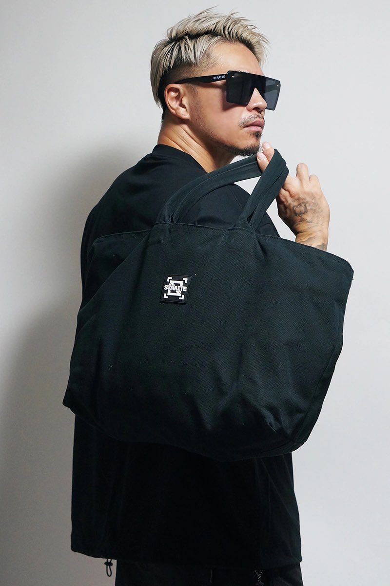 STRAITEofficial's tweet photo. ファスナーで閉じれるのでセキュリティー対策もしっかり⚡️
25Lの大容量で旅行などカジュアルなトラベルバッグ、機内持込カバンとしても活躍してくれる逸品👜

ラバーワッペンボストンジップトートバッグ
[STRAITE]
https://t.co/fpPL5r8i20

#straite
#トートバッグ
#トート
#バッグ
#旅行
#トラベル https://t.co/nRNw6GLXsU