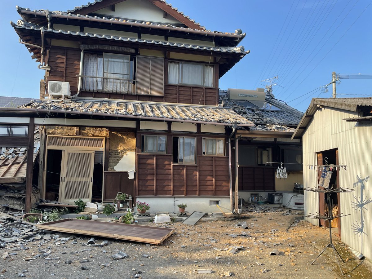 susanooxx's tweet photo. 台風18号、熊本地震の6以上2回、去年の水害、よく耐えてくれたけど今回のでトドメかぁ
今までありがとう https://t.co/gLGNgKoiZF