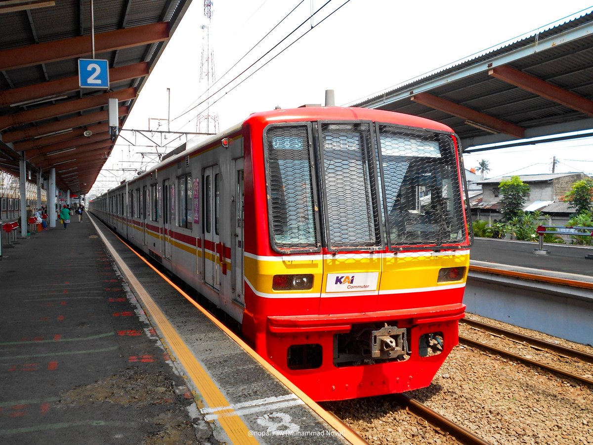 MusashinoLine5F's tweet photo. 2021年5月15日（土）、Depok駅で待っていると、南側から突然メトロ05系が登場！しかも、久しぶりに姿を見せた05-012Fでした。チョッパ音はやっぱり最高。
05-012Fはその後、INKA Madiunでリトロフィットを実施。以前はCikarang線で車両トラブルもありました。 https://t.co/M7lWEYYFPR