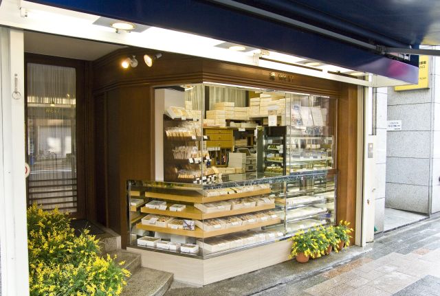 ginzawest's tweet photo. お知らせ：
 8月10日より16日までのお盆期間中、ウエスト銀座本店は平日も土日祝日同様、午前11時～午後8時までの短縮営業となります。 
ご不便をおかけいたしますが何卒よろしくお願い申し上げます。 
尚、青山ガーデンはお盆期間中も通常通り午前11時～午後7時までの営業となります。 https://t.co/7aWA6duTzf