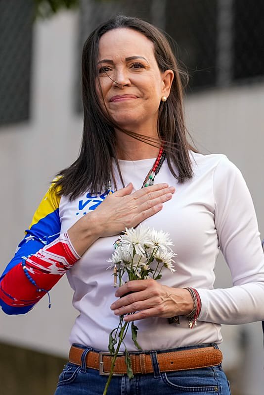 Angeldelarosa30's tweet photo. #YoPensando  :Cientos de venezolanos exigen elecciones y el regreso de Maria Corina Machado a su país .#CacerolazoRD #Raformafiscal #CódigoPenalRD #LeyMordazaRD #dictaduraRD #Apagónrd #MariaCorinaMachado #Venezuela https://t.co/UPJV1QZHBB