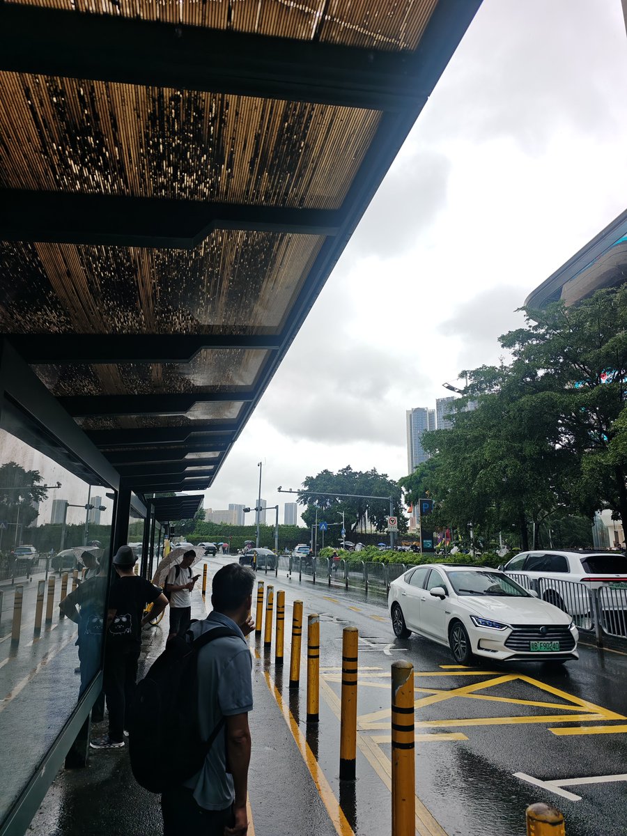 hinorthman's tweet photo. 最近深圳天天下雨，骑单车上班变得非常困难。打车又感觉不是很划算。又开始尝试坐公交上下班。才发现，现在在深圳坐公交体验，真是绝好。人少，班次多，速度也不慢。和司机聊了下，核心就是现在人都不坐公交了，远的地铁，近的电摩。

现在的电摩管理真的失败，人行道混乱不堪，公交系统也被连累。 https://t.co/TLSFj3x256