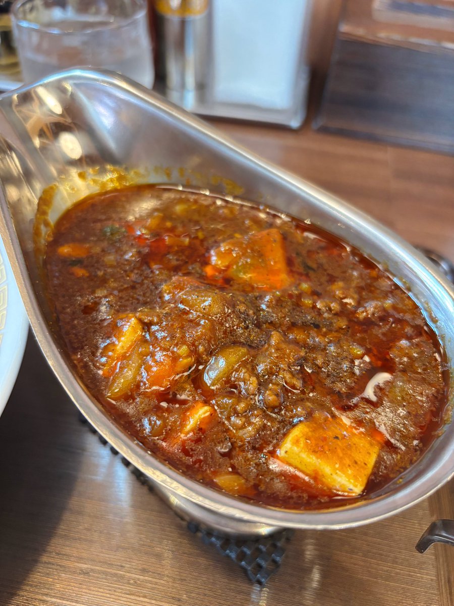 sanpougroup's tweet photo. 楼蘭・三宝茶楼にてご好評をいただいております咖喱麻婆飯🍛
夏限定の人気商品ではございますが、大変ご好評につき、三宝亭(3店舗限定)でも販売開始いたします❗️
現在販売中の店舗は三宝亭亀田インター店と山田店、そして新保店は明日から販売開始です☝️
麻婆のコクと旨味にカレーの風味が食欲をそそります🤤
トマトが入っているのですが、その酸味と甘みが良い仕事をしているんですよねー😋
外側カリカリのフライドエッグは、とろとろの黄身とのバランスがたまりません✨
付け合わせの漬け物も美味しい🤤
暑い夏にぴったりの商品ですので、是非一度ご賞味ください‼️