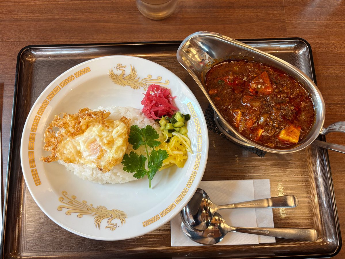 sanpougroup's tweet photo. 楼蘭・三宝茶楼にてご好評をいただいております咖喱麻婆飯🍛
夏限定の人気商品ではございますが、大変ご好評につき、三宝亭(3店舗限定)でも販売開始いたします❗️
現在販売中の店舗は三宝亭亀田インター店と山田店、そして新保店は明日から販売開始です☝️
麻婆のコクと旨味にカレーの風味が食欲をそそります🤤
トマトが入っているのですが、その酸味と甘みが良い仕事をしているんですよねー😋
外側カリカリのフライドエッグは、とろとろの黄身とのバランスがたまりません✨
付け合わせの漬け物も美味しい🤤
暑い夏にぴったりの商品ですので、是非一度ご賞味ください‼️