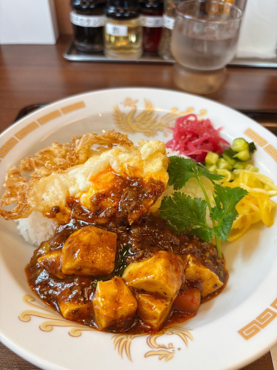 sanpougroup's tweet photo. 楼蘭・三宝茶楼にてご好評をいただいております咖喱麻婆飯🍛
夏限定の人気商品ではございますが、大変ご好評につき、三宝亭(3店舗限定)でも販売開始いたします❗️
現在販売中の店舗は三宝亭亀田インター店と山田店、そして新保店は明日から販売開始です☝️
麻婆のコクと旨味にカレーの風味が食欲をそそります🤤
トマトが入っているのですが、その酸味と甘みが良い仕事をしているんですよねー😋
外側カリカリのフライドエッグは、とろとろの黄身とのバランスがたまりません✨
付け合わせの漬け物も美味しい🤤
暑い夏にぴったりの商品ですので、是非一度ご賞味ください‼️