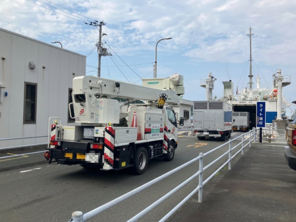 YONDEN_kinkyu's tweet photo. 令和8年熊本地震により被害を受けられた皆さまに、心からお見舞い申し上げます。

四国電力グループでは、四国電力送配電に対する九州電力送配電からの要請を受け、被災エリアへの高所作業車等の車両や要員の派遣を行うこととしました。

今後とも、電力の早期復旧に向け、できる限りの協力を行ってまいります。

【応援派遣内容の詳細はこちら】
https://t.co/kJELhIxVtn