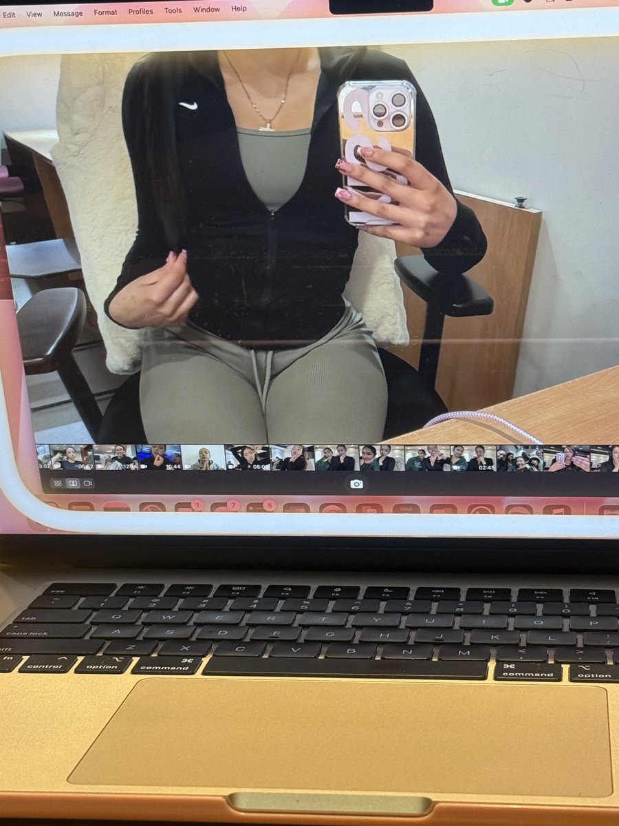 roxanneswrld's tweet photo. every time i look in the mirror I’m reminded that i should be swiping with someone else’s card #goddess #findom #cashcow #paypig https://t.co/HASaWCQhn3