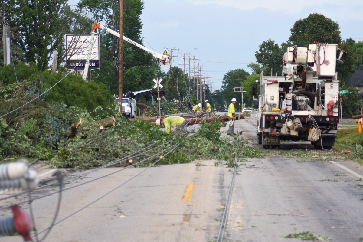 we_energies's tweet photo. Our crews continue to repair power lines and clear debris, restoring power to more than 116,000 customers.

We expect more than 95% of customers will have power restored by the end of Wednesday, and we won't stop until every outage is repaired.

Read more: https://t.co/gOZeTpEP7S https://t.co/WPmLMARxMg