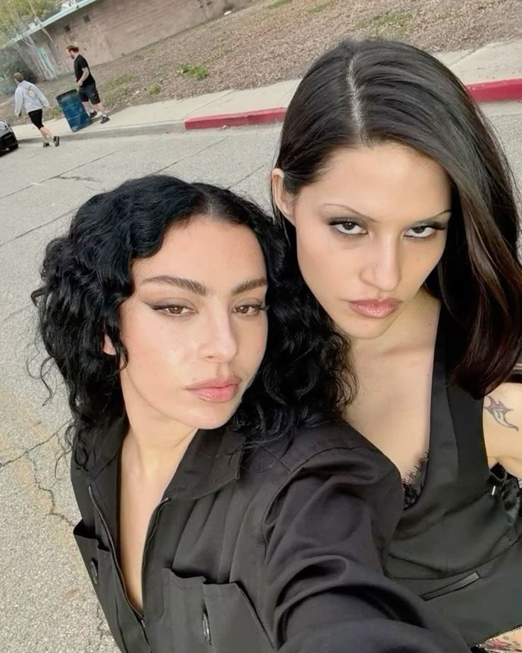 charlixcxscig's tweet photo. My two favorite people ever https://t.co/YoBCEHJPsU