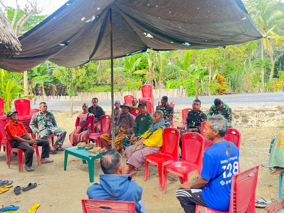 1605Kodim's tweet photo. Personil Satgas Tentara Manunggal Membangun Desa (TMMD) 129 Kodim 1605/Belu menunjukkan rasa empati dan kepedulian sosial yang tinggi dengan melayat ke rumah salah satu warga yang sedang berduka cita di Desa Kateri, Kecamatan Malaka Tengah, Kabupaten Malaka https://t.co/73l16pciJM