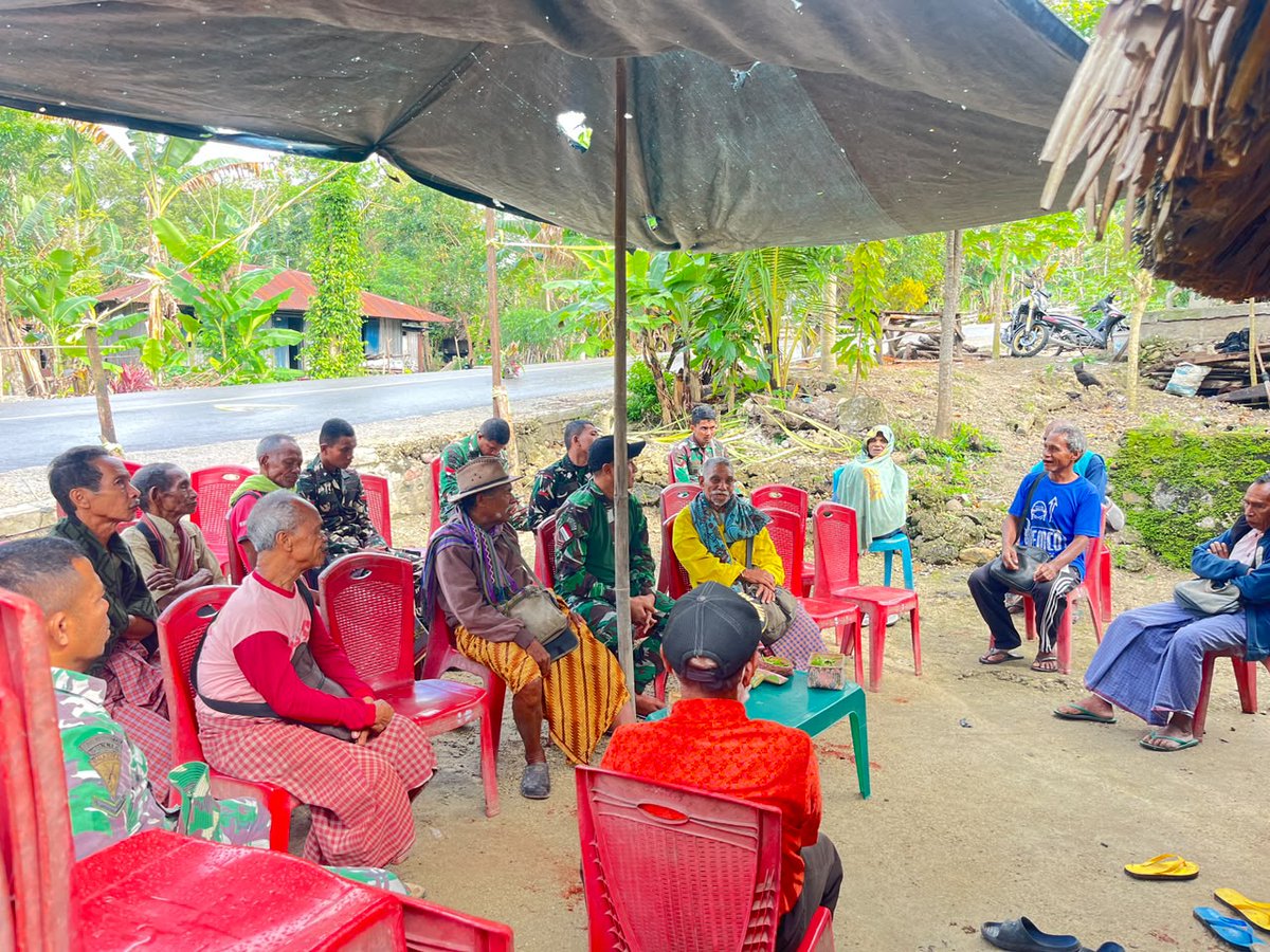 1605Kodim's tweet photo. Personil Satgas Tentara Manunggal Membangun Desa (TMMD) 129 Kodim 1605/Belu menunjukkan rasa empati dan kepedulian sosial yang tinggi dengan melayat ke rumah salah satu warga yang sedang berduka cita di Desa Kateri, Kecamatan Malaka Tengah, Kabupaten Malaka https://t.co/73l16pciJM