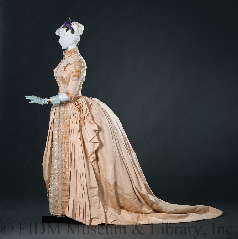 plummie9's tweet photo. Afternoon Dress, c. 1886

Silk faille, cut &amp; uncut silk plush &amp; glass beads

@FIDMMuseum 
#FashionHistory https://t.co/gRdmoxzJw0