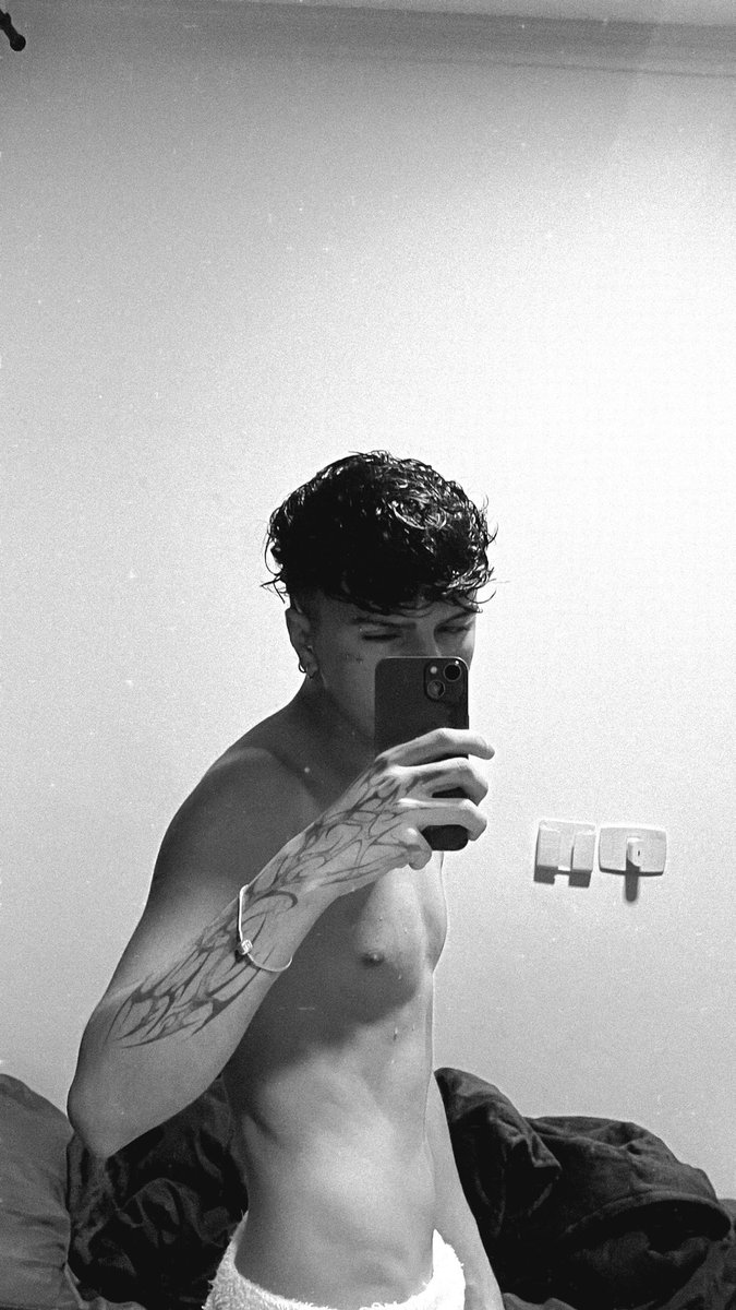 _younglonely's tweet photo. Quero hitar cm foto n cm meme 🙄 https://t.co/evObIpurtN