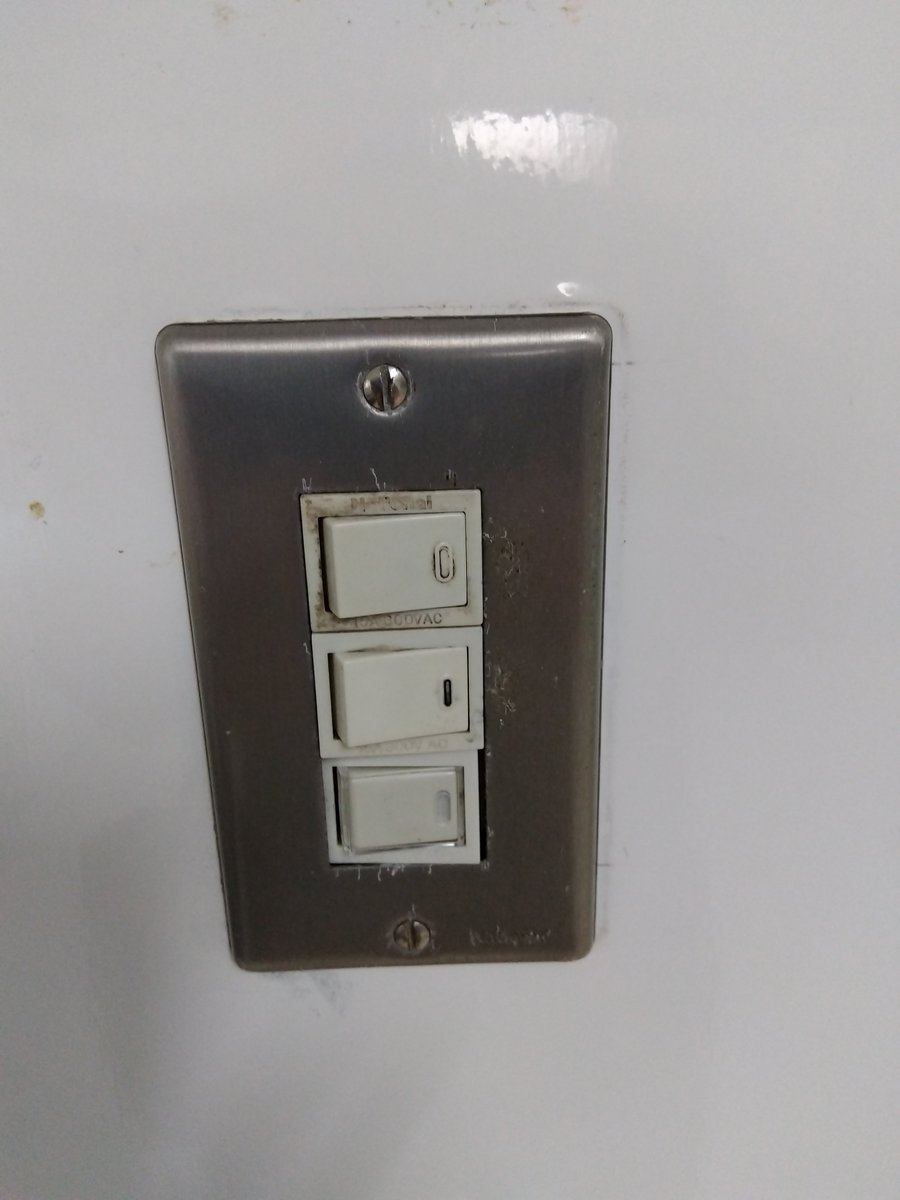 nishimura_1964's tweet photo. 職場の換気扇のスイッチが、「ほたるスイッチ」
なぜ？？ https://t.co/kBh7eH41VO
