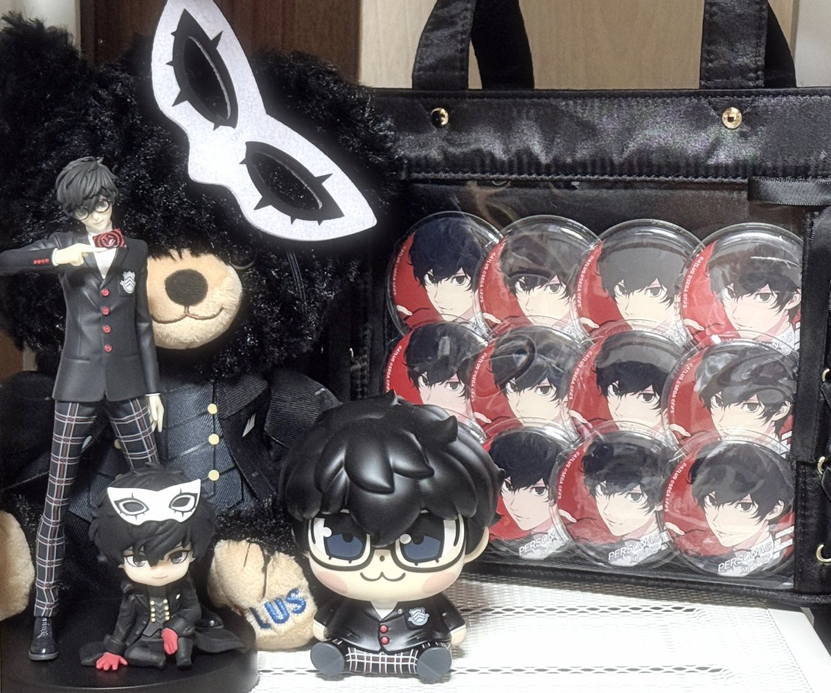 Choco__cro08's tweet photo. 昨日ようやくねんどろいど＋のらばーますこっとジョーカー届いたよ💞
サイズはこんな感じで肩ズンよりも結構デカめだった!
早速推し棚に飾ったけど凄く良い感じっ♪(⸝⸝⸝-  -⸝⸝⸝ ) https://t.co/lBb5gei0RS