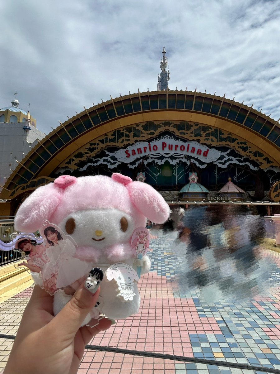 chibishio21's tweet photo. 夏休みのピューロなめてた🤦🏻‍♀️
10時過ぎに着いていつもなら余裕なのにもうすでにキャラグリ整理券なかった🤦🏻‍♀️🤦🏻‍♀️
10時前に配布終了したとか聞いて普通に鬱病wwwwwwww
まぁいいよ後日花菜ﾁｬﾏとなーかちまとグリーティングできるし(^^) https://t.co/CC2mGbW65S