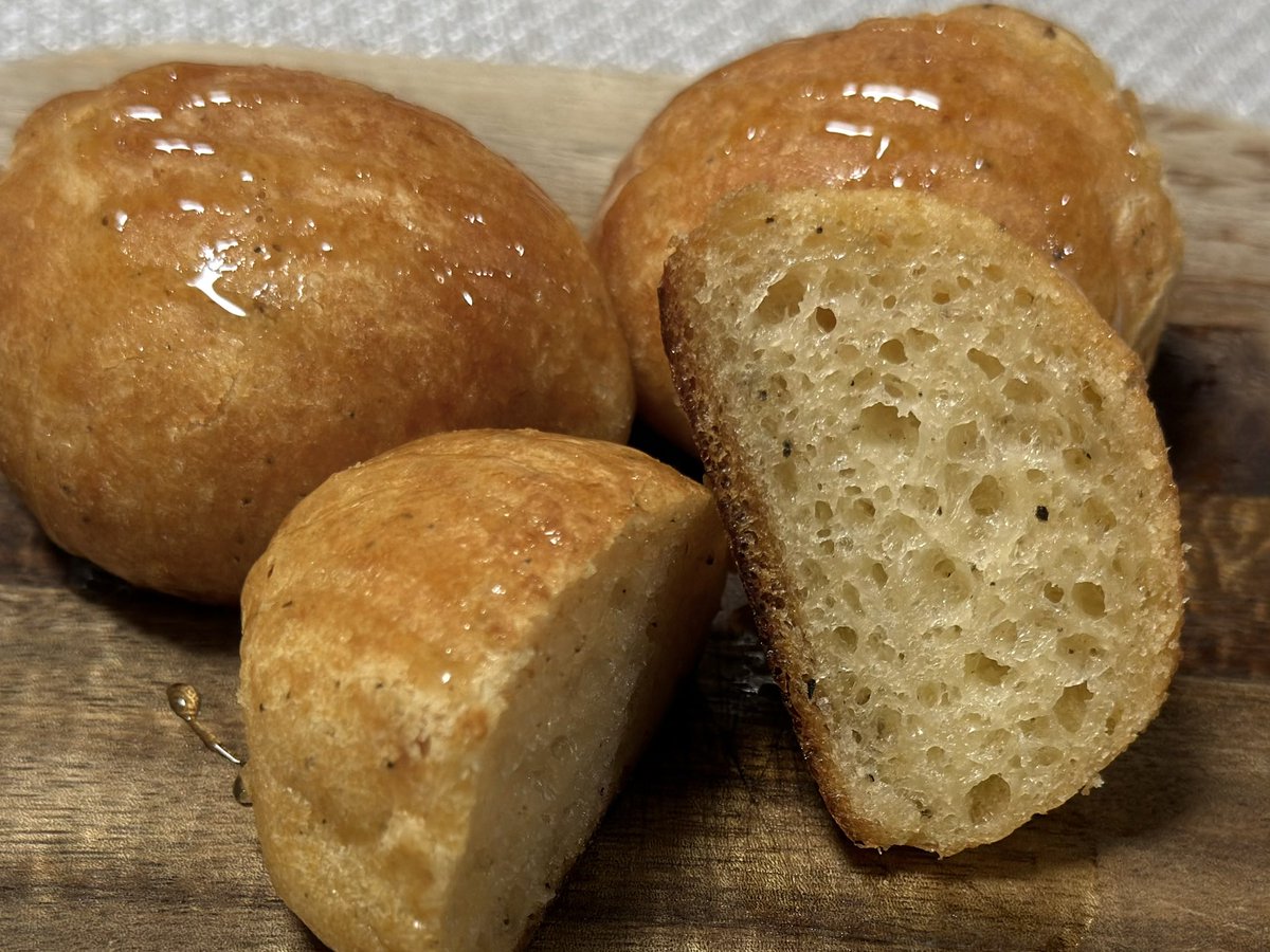 55_coco's tweet photo. Bakery bank 横浜高島屋
bank’s ポン・デ・ケージョ チーズ
もちもち食感に、パルメザンチーズの風味がしっかり広がる！🧀
そのままでもおいしいけど、付属のはちみつをかけると甘じょっぱさが加わってクセになる味わいに！
チーズのコクとはちみつのやさしい甘さの組み合わせが最高だった！ https://t.co/fvcXzGff6L