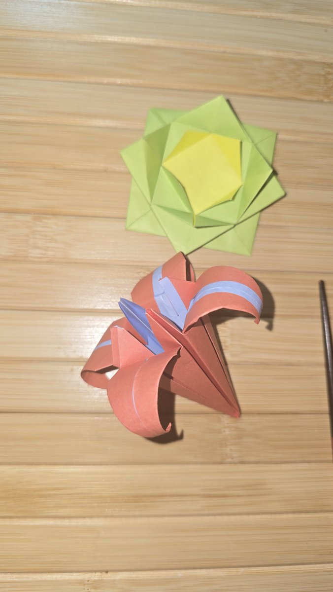 CupOfRubo's tweet photo. tonight we made 7 more cranes for a total of 90/100, we're getting close to the goal 💚 https://t.co/nU5ArLIJap