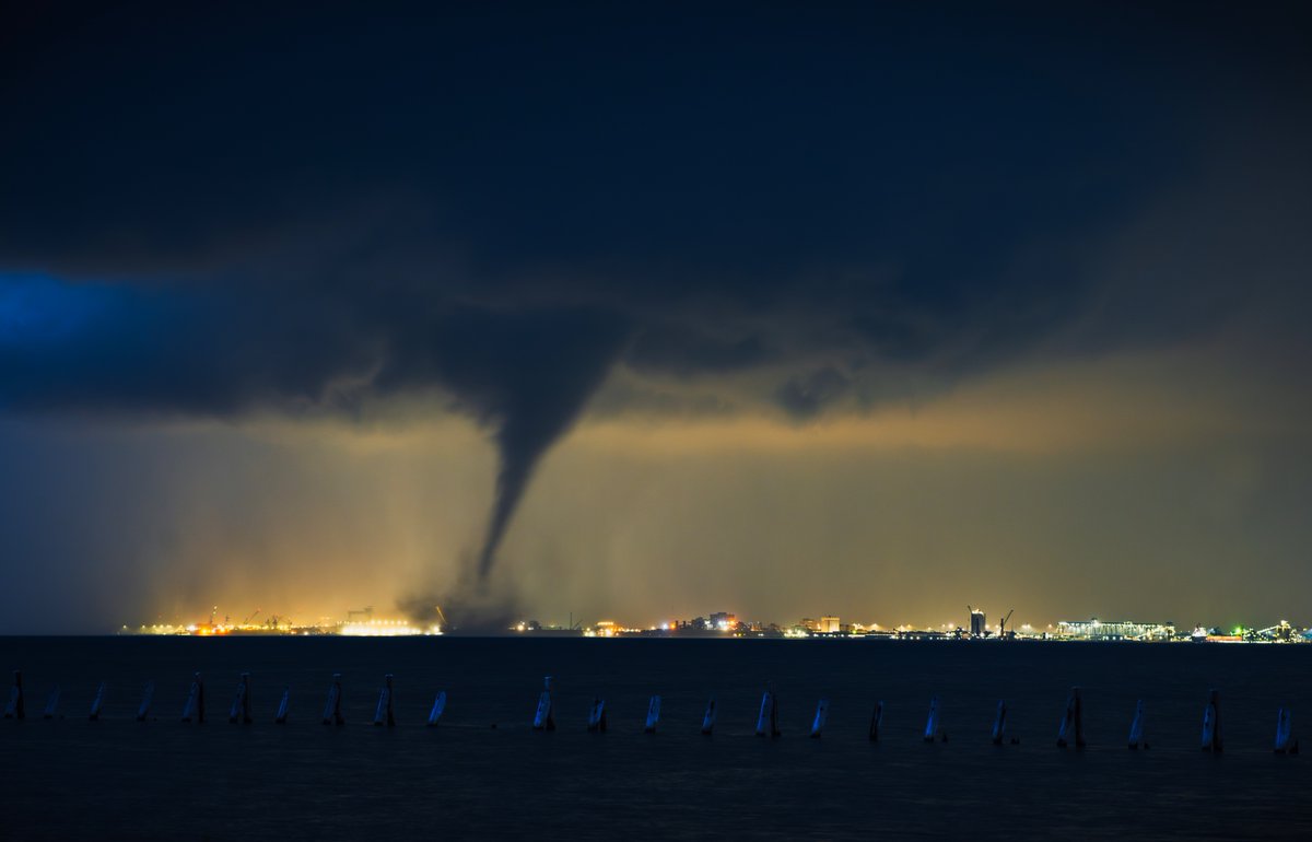 BassJesse's tweet photo. Waterspout as seen from Suffolk Va tonight looking northward with the James River Bridge just to the left out of frame and headed towards Newport News. #tornado #waterspout #newportnews #severeweather #suffolkva #nikonz8 https://t.co/HSZCF5tNSy