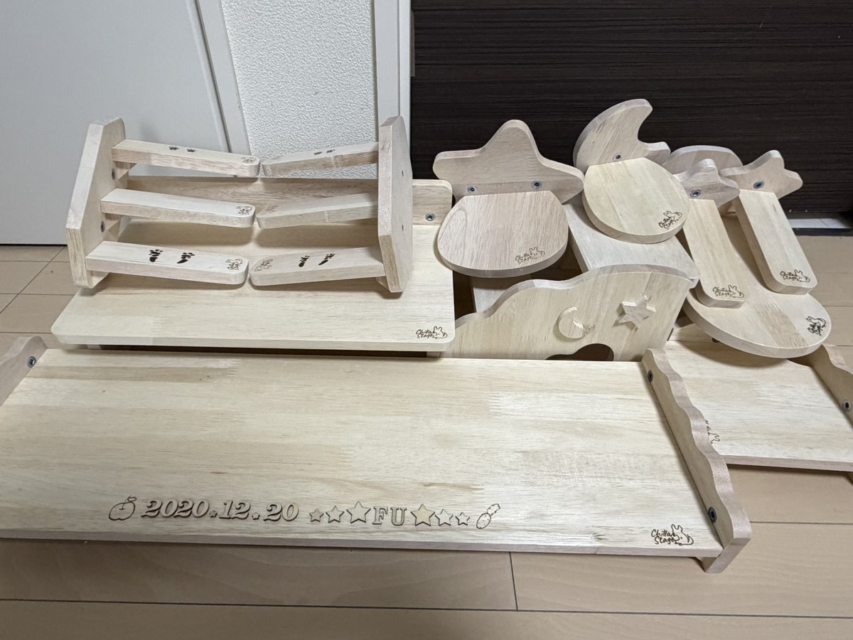 KingFu1220's tweet photo. チラステージさんから各ステップ台が届きました！
手書き足跡の刻印、誕生日と名前入りのステップ台がポイント！ https://t.co/oIVB944ksL