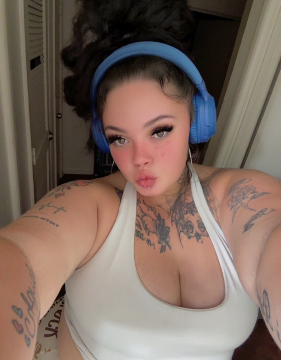 strawberibae's tweet photo. late night work outs alone in my room🏋🏼‍♀️bc my anxiety is too bad for a gym 🫶🏻😂 https://t.co/m4H4IWWSMj