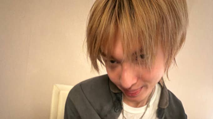 martin_fanz08's tweet photo. weverse live thumbnail 😭 oh martin why are you so cutee 😭🤏 https://t.co/1cKmiTKM0o