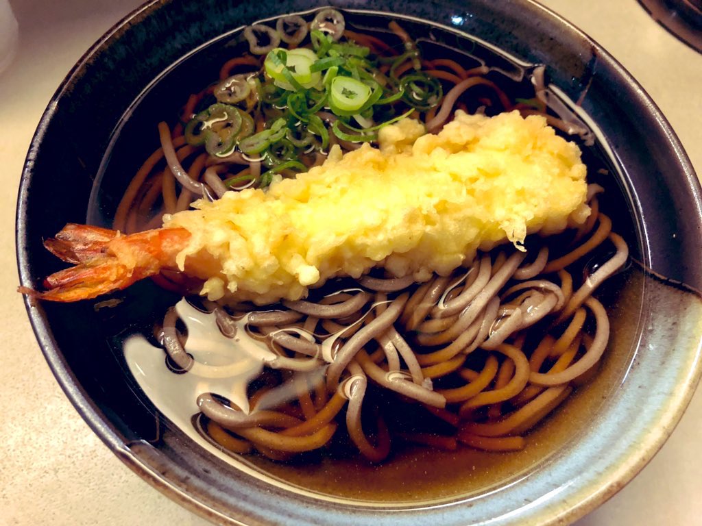 White8045's tweet photo. 今日は、蕎麦屋さんで
海老天そば🦐
蕎麦汁美味しいですね😋 https://t.co/56j3y6AEuT