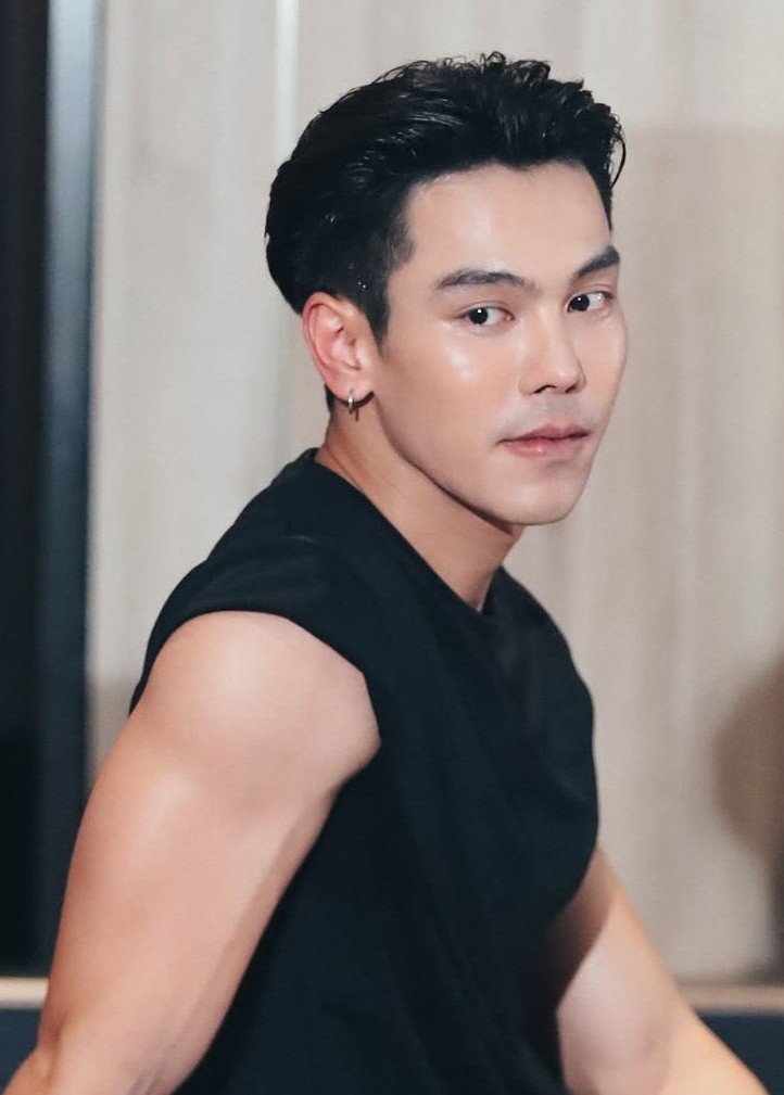 dr_darann's tweet photo. “พี่รวีมองหน้านิลทำไม”
〟มองว่าทำไมหน้าดื้อจัง 〞
“ดื้ออะไร นิลยังไม่ได้ทำไรเลย”
〟ไม่ได้ทำแต่หน้านำไปก่อนแล้วเนี่ย อยู่เฉยๆ ก็น่าหยิกแก้ม 〞
“ลองหยิกดูดิจะข่วนให้หน้าแหก”
〟เนี่ย ดื้อปะหล่ะ ตัวเท่าแมวทำเป็นซ่า ขอกัดแก้มทีดิอ้วม! 〞
“อย่าบีบแก้มนิล เดี๋ยวต่อยเลยไอ้พี่รวี!” https://t.co/qXWyXHgJYN