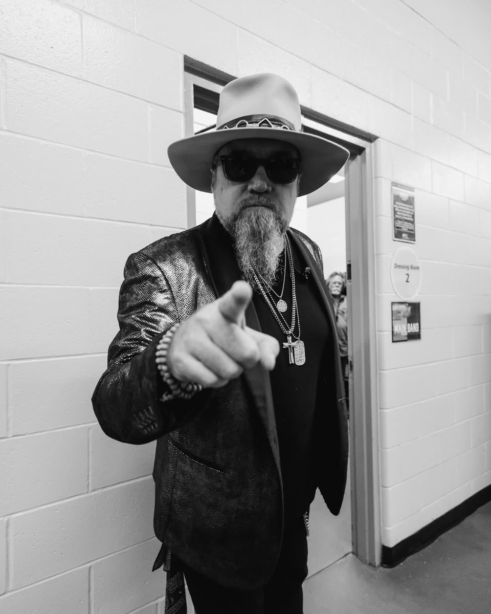Johnnyvanzantzd's tweet photo. Moments before the band that plays FREE BIRD will actually play FREE BIRD 🦅 https://t.co/dH3wuElsMC