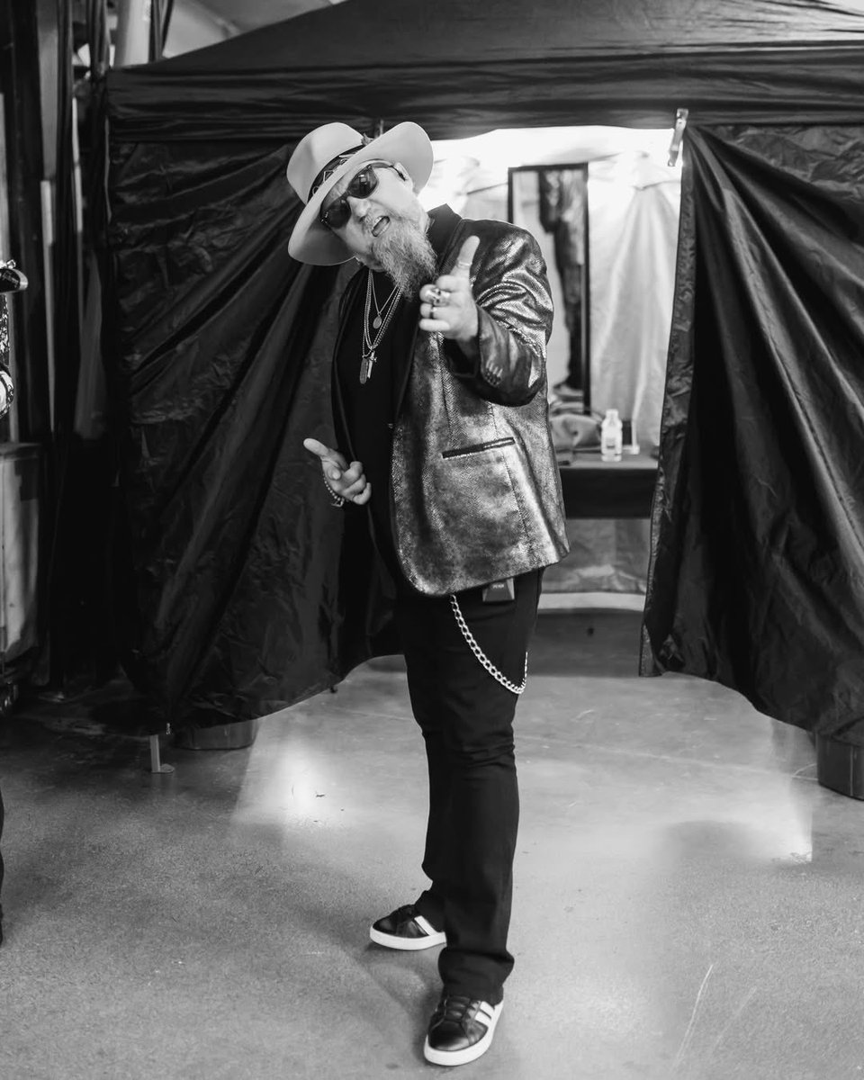 Johnnyvanzantzd's tweet photo. Moments before the band that plays FREE BIRD will actually play FREE BIRD 🦅 https://t.co/dH3wuElsMC