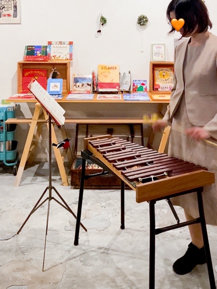naomico's tweet photo. 8月1日（土）「音を奏でる歌うナイト」
夜の本屋で楽器を奏でたり、お好きな歌をうたったりしてみませんか？
過去にはクラシックギターあり、フィドルあり、アカペラあり、朗読もありの楽しい夜です。ぜひ、一緒にゆるい音楽の時間を過ごしてみませんか。 https://t.co/Cs6RkRY1jl