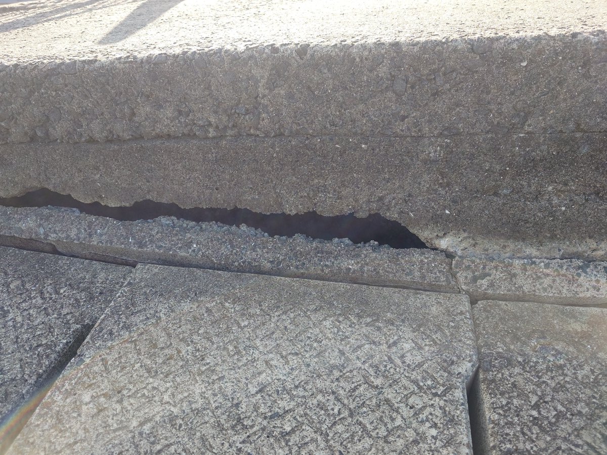 poconeko's tweet photo. 港の岸壁の一部が地震の影響で海側に倒れてる
その影響で一部陥没
倒壊することは無いだろうけど何らかの補修は必要だろう https://t.co/mOYSGyqRuV