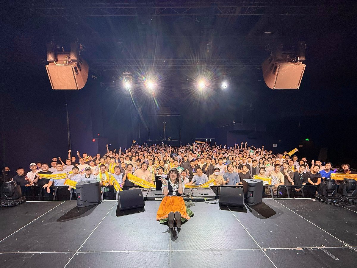 shimotsuki_h's tweet photo. 10年ぶり香港ソロライブ #あしおとツアー香港 多謝！！ありがとうございました！海を超えてこんなにたくさんの方に音楽が届いているんだと実感できて、幸せです！来られて良かった！コーラスもすごく大きな声で歌ってくれて感動🥹香港最高だー！宝物の記念写真です🙌 https://t.co/SW1mvc4Ub4