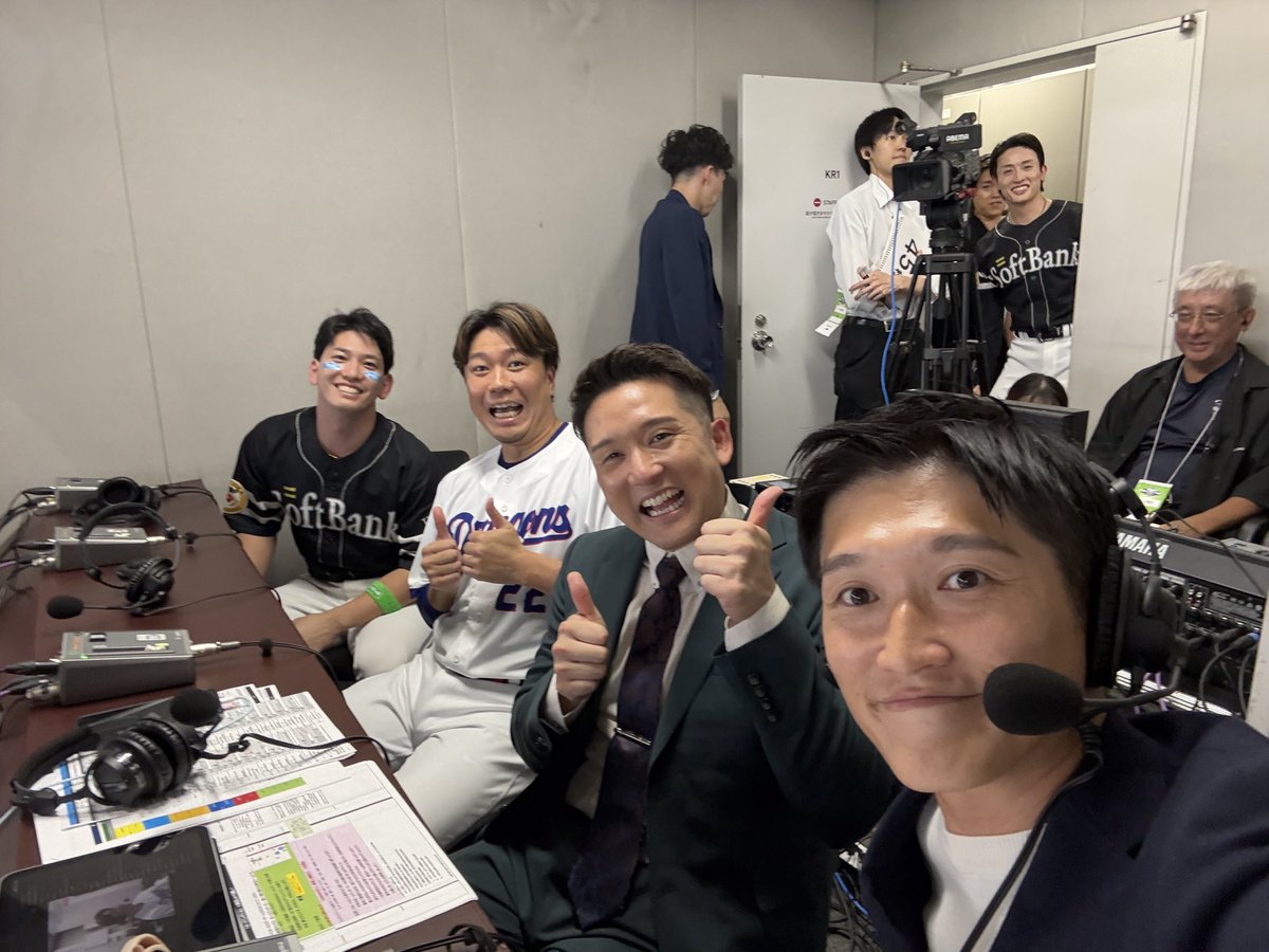 kenshi_sugiya02's tweet photo. オールスターでご一緒した大野さん、栗原選手⚾️

球界を代表する左腕・大野さんと勝負強さ抜群の栗原選手から貴重なお話をたくさん聞かせていただきました！

そしてまさかの…大野さんもサバンナバナナズを狙っていることが発覚😂🍌

お二人とも野球愛が本当にすごい。
1年でも長く現役でプレーする姿を見せてください！
ずっと応援しています💪

#ABEMA
#大野雄大
#栗原陵矢
#ひょっこり周東佑京