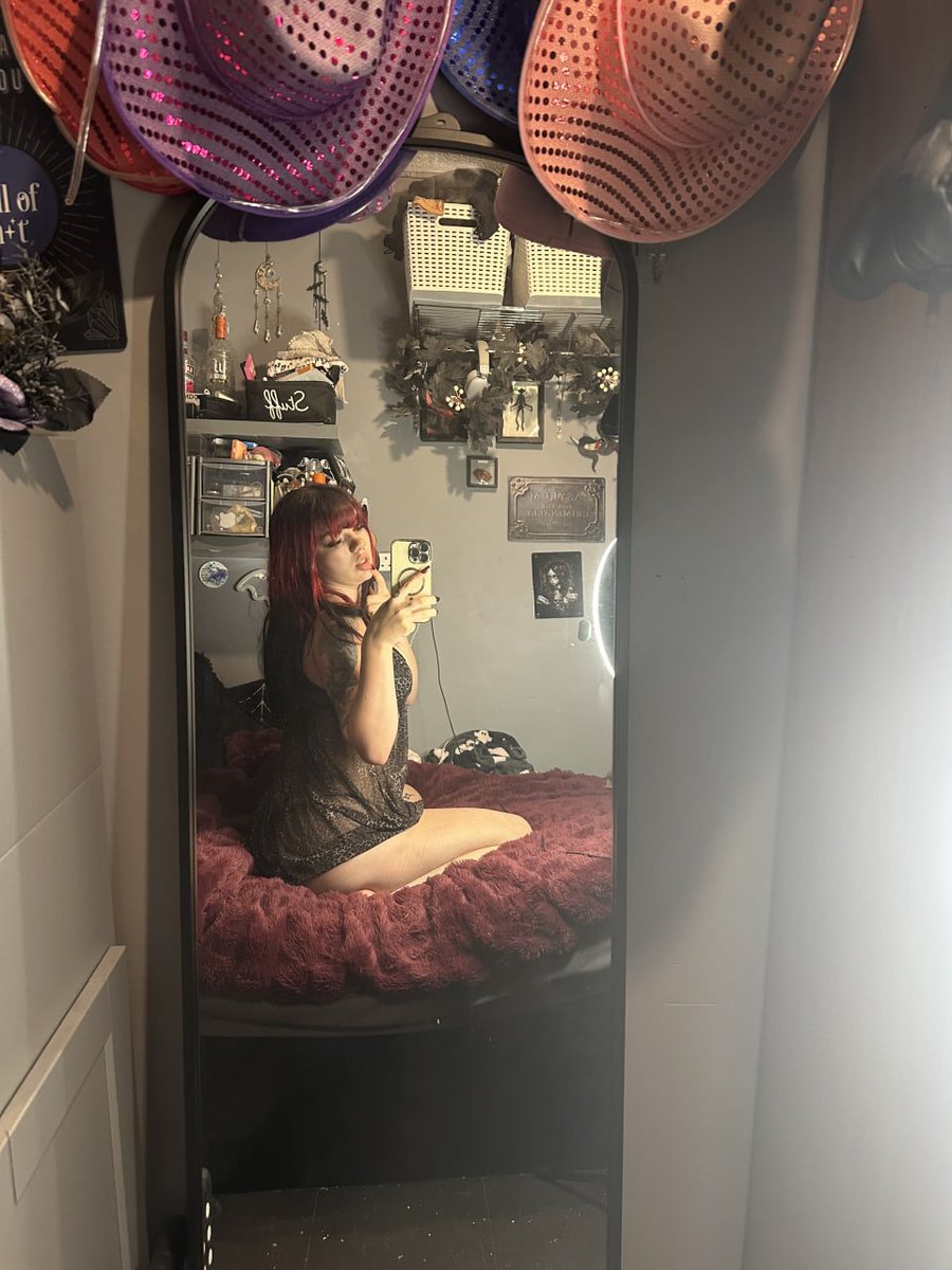 vaeloxmoon's tweet photo. if a man isn’t begging on his knees for an ounce of my attention he serves no purpose in my life https://t.co/gGOagWlwKM