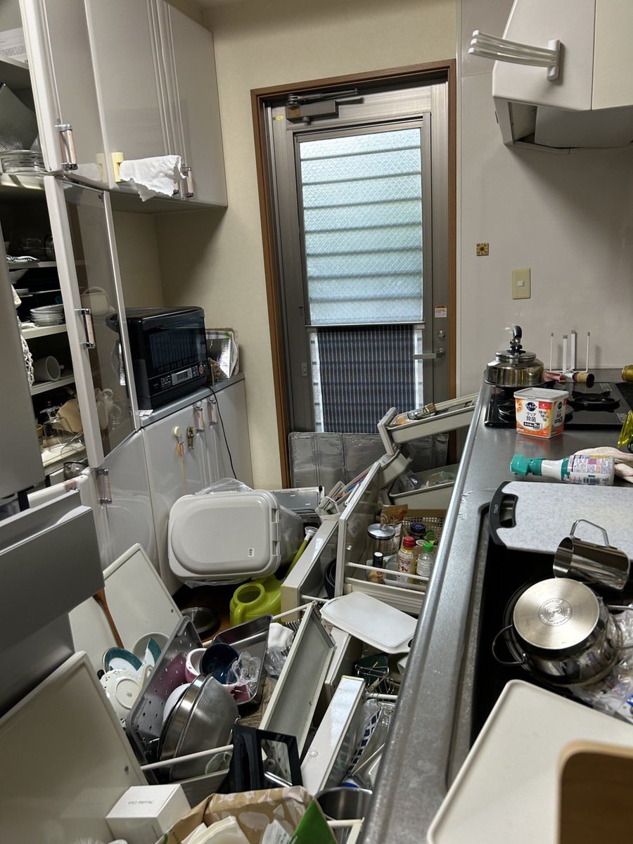 js_q5's tweet photo. 10年ぶりの2回目の地震。
もうあんな大きな地震はないと思っていたのに、忘れた頃にやっできました。
断水や停電しなかったのがせめてもの救いです。
さぁ！片付けなければなりません💦 https://t.co/INQGXsVx6o