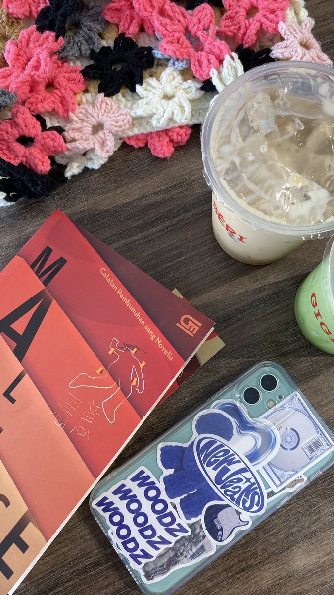 prettyaerich's tweet photo. reading at my fav coffee shop ☕️📚❤️ https://t.co/S6BJLiBaGh