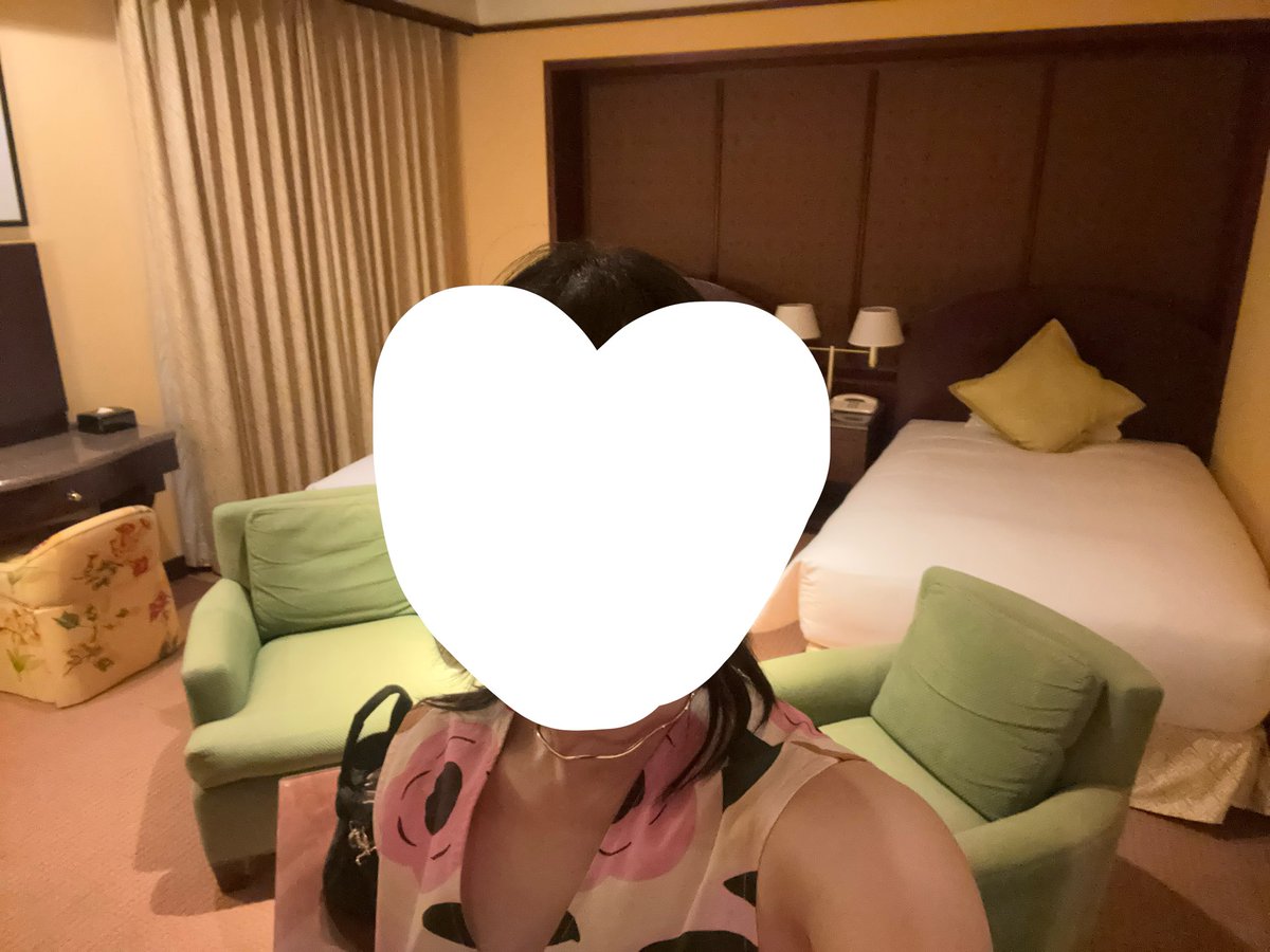 Minionzchan's tweet photo. このノートマジで分かる。会社で理不尽な目にあった時、すぐに有休取ってマリメッコのワンピ買って、高級ホテル泊まって優雅なディナー、朝食、ランチしてたら本当にその後嘘みたいに良いことばかり起こったもん✨✨自分を姫扱いすると自己肯定感上がるし周りに感謝もできるから、おすすめ💖 https://t.co/9iyzIfml20