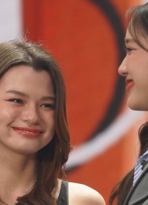 acervofreenbeck's tweet photo. Becky sempre se emociona nos aniversários da Freen, e ela foi a pessoa que tornou essa data tão importante. Antes, a Freen não comemorava aniversários, mas depois que conheceu a Becky, passou a comemorar e isso se tornou um momento especial entre elas. A Becky sempre se esforça muito nas escolhas dos presentes todos os anos, desde o começo, ela sempre faz grandes gestos.

🗣️: “Você é romântica? Tipo, quando está em um relacionamento, costuma planejar surpresas?”

🪽: “Sou muito romântica.”

🗣️: “Qual foi a coisa mais romântica que você já fez?”

🪽: “Geralmente é em ocasiões especiais, como aniversários e datas importantes. Gosto de me dedicar e fazer algo a mais para tornar esses momentos realmente especiais.”
